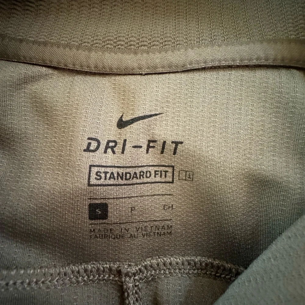 Nike Dri Fit Standard Fit Yoga Jacket Army Green Small EUC - Picture 4 of 4